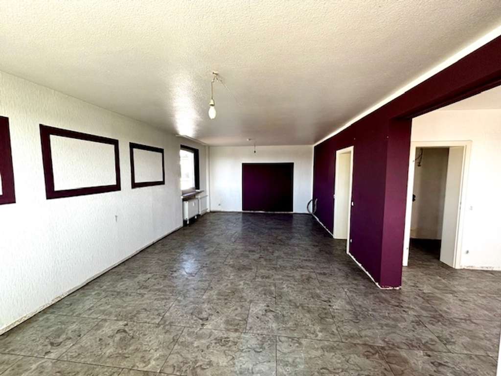 Immobilie in Monheim am Rhein - Sanierungsbedürftige, großzügige 3-Raum-Wohnung in ruhiger Lage von Monheim mit TOP-Fernblick - Bild 1