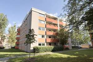 Helle 3-Zi.-Wohnung mit Loggia und weitläufigem Blick ins Grüne in Großhadern - Blumenau