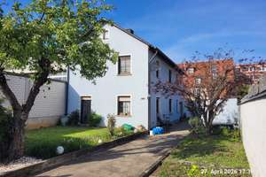 Haus 131 m², 5 Zi , Küche, Bad mit Garten, Nebengebäuden und 3 Stellplätzen auf 340 m² Grundstück