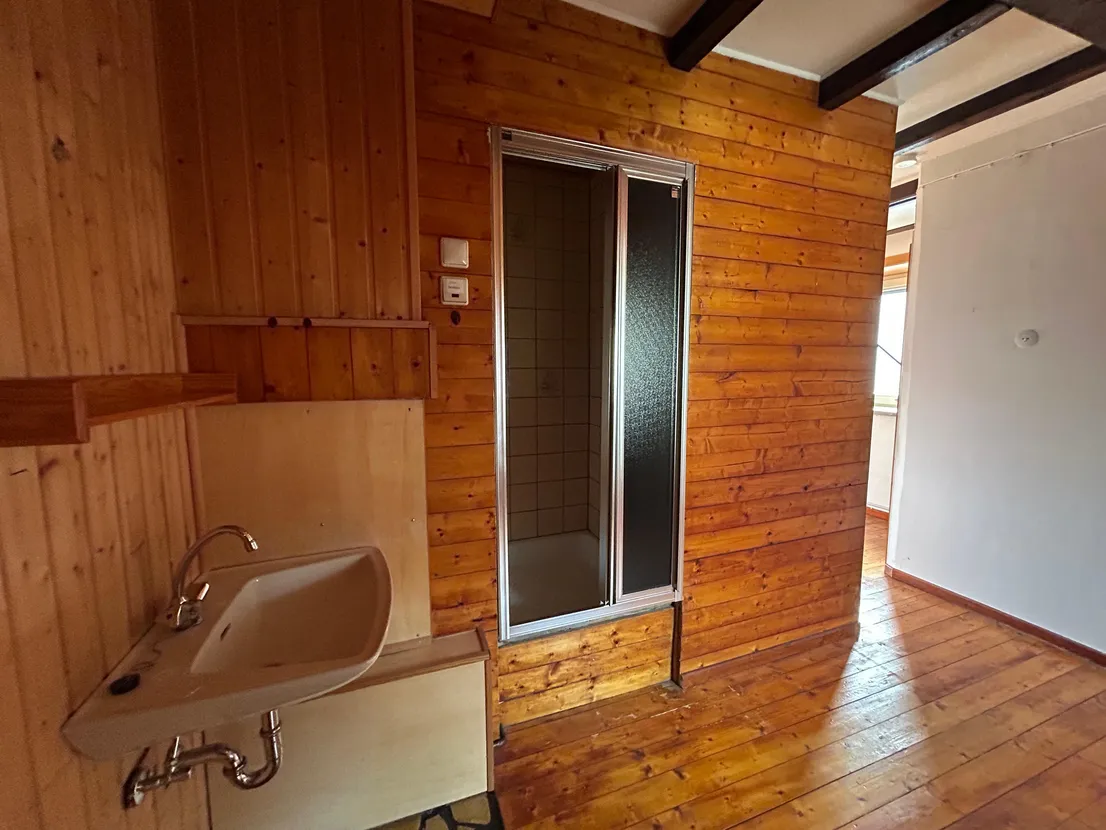 Gemütliches Reihenendhaus mit XL-Dachterrasse, Terrasse, Garten und zwei Garagen – Zimmer im Dachboden