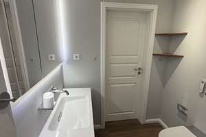 Exklusive, hochwertig möblierte 3-Zimmer-Wohnung mit Sonnenbalkon, Stellplatz und Designermöbeln – Kyffhäuserstraße 19, 40545 Oberkassel, Düsseldorf – Vorschaubild 12