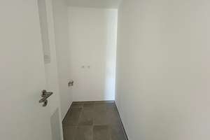 Erstbezug: Helle 3 Zimmer mit Balkon, Einbauküche, Echtholz-Parkett, Bad mit Walk-In-Dusche, Aufzug – Biklenstraße 10, 70327 Untertürkheim (Ortsteil), Stuttgart – Vorschaubild 12