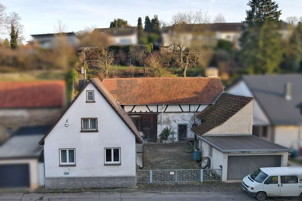 Immobilie in Kraichtal - Sanierungsobjekt mit viel Potenzial! Einfamilienhaus mit Garage, Garten und großem Scheunenareal - Bild 0