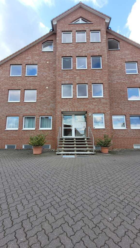 Immobilie in Giesen - Helle 3-Zimmer Wohnung mit Balkon in Giesen (1. OG), courtagefrei! - Bild 0