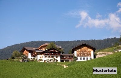 Ehem. Hofstelle mit Einfamilienhaus und ehem. Scheune