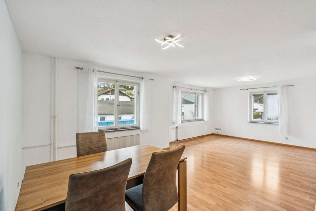 Immobilie in Jestetten - Zweifamilienhaus mit großem Grundstück! - Bild 2