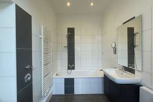 Altbaucharme trifft moderne Ausstattung! Großzügige 3-Zimmer-Wohnung ab sofort frei
