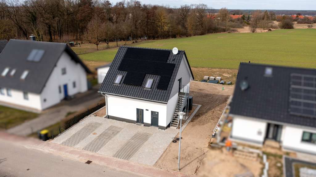 Immobilie in Plau am See - Modernes Wohnhaus mit zwei Wohneinheiten in Plau am Plau See OT Karow - Bild 1