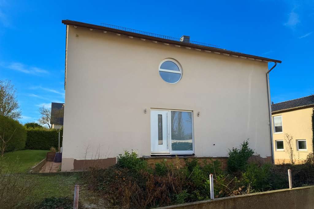 Immobilie in Flomborn - Modernes Einfamilienhaus mit Smart-Home, Heimkino, PV-Anlage und großem Grundstück - Bild 1