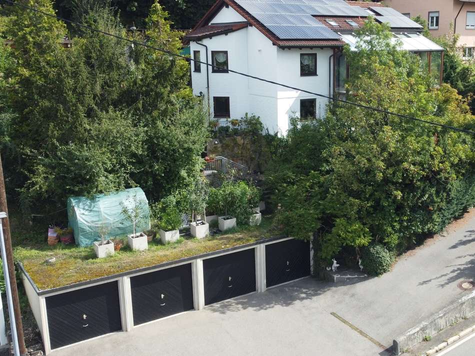 Vorderansicht mit 4 Garagen