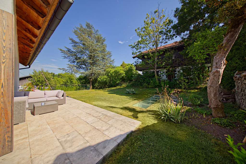 Immobilie in Straßlach-Dingharting - Luxuriöse Lebensqualität in idyllischer Dorflage vor den Toren Münchens - Bild 2