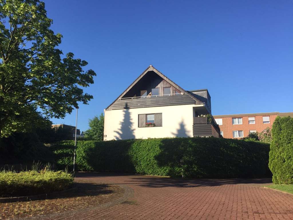 Immobilie in Bad Nenndorf - Miete war gestern - Schöne renovierte 3 Zimmer Dachgeschosswohnung - Bild 0