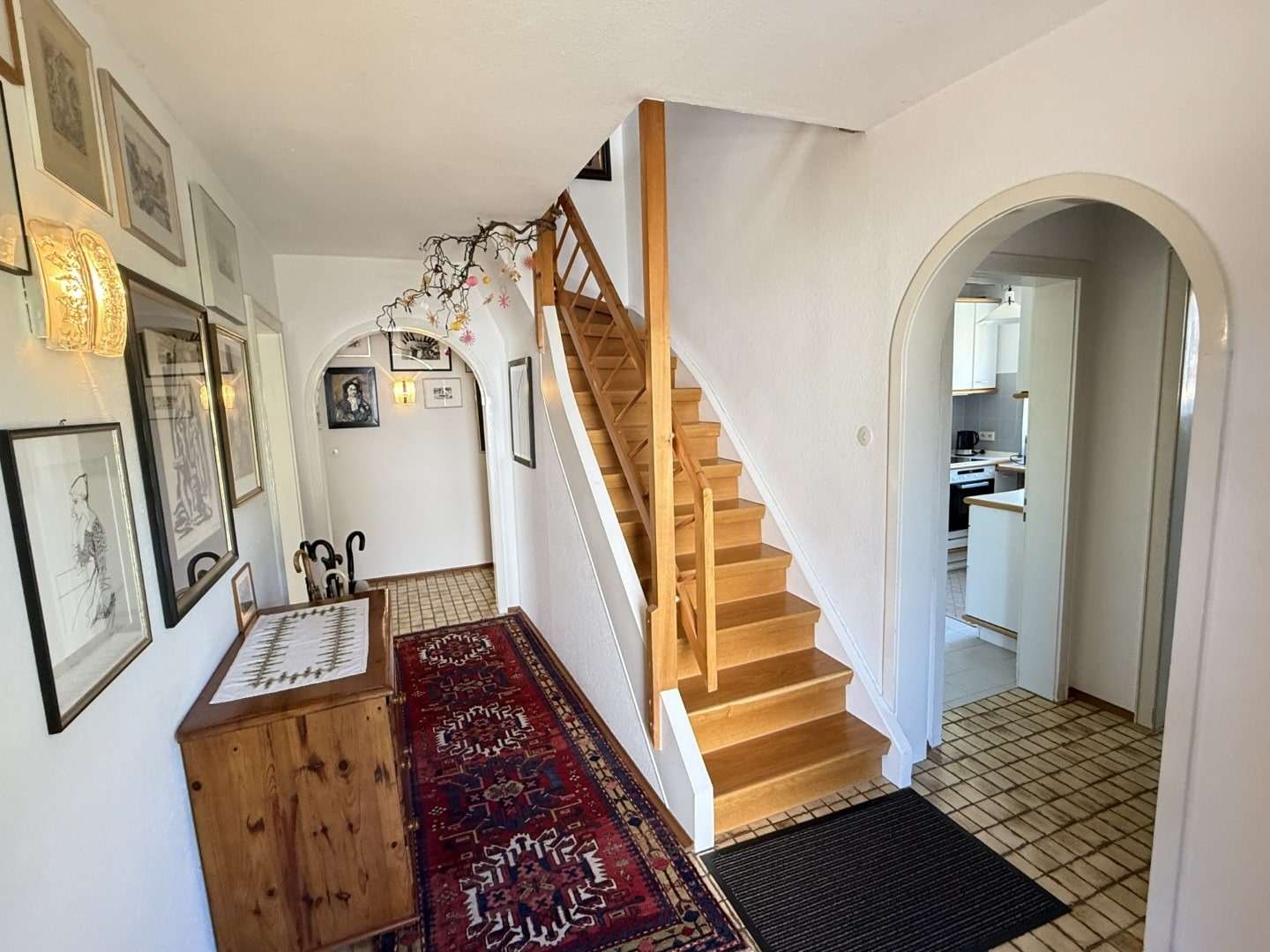 Immobilie in Meßkirch - Gepflegtes, großzügiges Einfamilienhaus mit Gewerberäumen+großer Garage - Bild 2