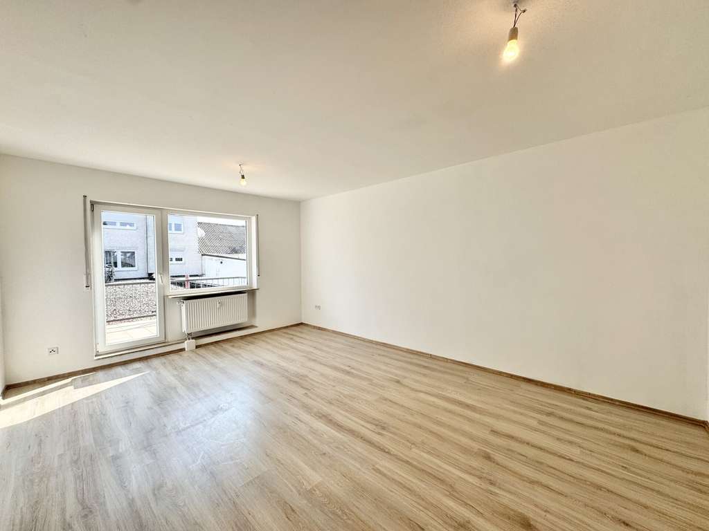 Immobilie in Schwalbach - Helle 2-Zimmer-Wohnung mit zwei Balkonen in zentraler Lage von Schwalbach - für Eigennutzer & Kapita - Bild 1