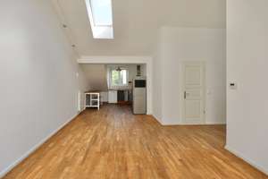 LICHTDURCHFLUTETE DACHGESCHOSSWOHNUNG MIT SONNIGER TERRASSE -  OFFENE WOHNLOUNGE -  ZENTRAL & RUHIG – Koppenstraße 25 tp, 10243 Friedrichshain, Berlin – Vorschaubild 5