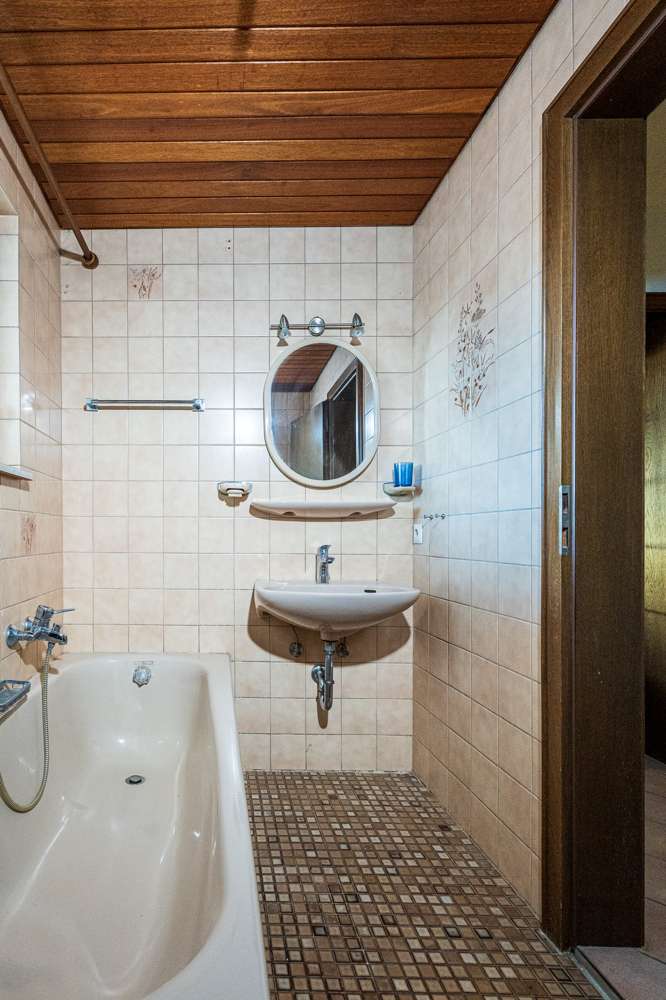 Immobilie in Appenweier - Ein Zuhause für Generationen! Solides Ein- / Zweifamilienhaus mit großer Terrasse - Bild 9