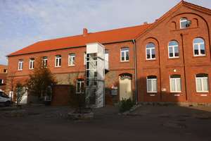 Gewerbe- und Wohnhaus, Büro zu vermieten