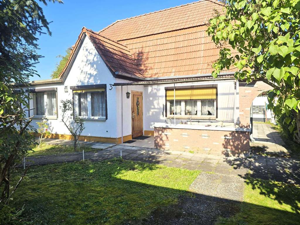 Einfamilienhaus mit überdachten Schwimmbad in bevorzugter Lage von Schönow