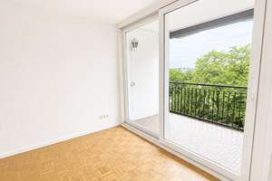 Frisch renovierte 2-Zimmer-Wohnung mit großem Balkon, neuer Einbauküche und Aufzug in Innenstadtlage