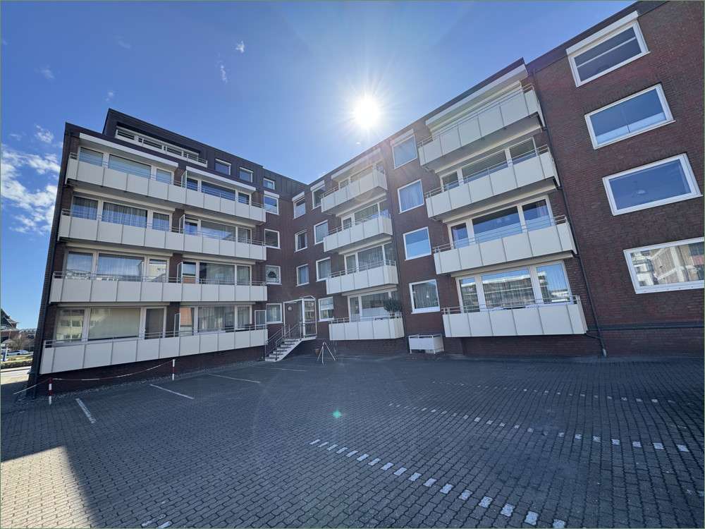 Strandnahe Staffelgeschosswohnung in teilsaniertem Zustand, Nordfriesland Kreis – Bild 1