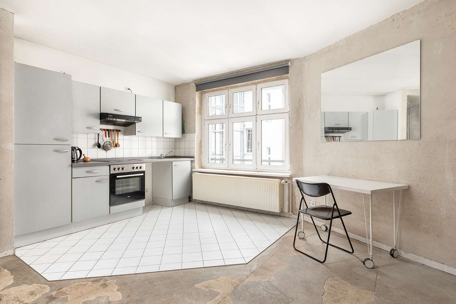 Thulestraße, nahe Helmholtzkiez: 1-Zimmer Altbauwohnung mit Potenzial, Tageslichtbad, Einbauküche, Berlin – Bild 4