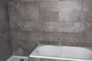 Großzügige 2-Zimmerwohnung mit Vinylbelag, Balkon, Wanne und Dusche! Vormieter verkauft EBK – Humboldtstraße 5, 9130 Sonnenberg, Chemnitz – Vorschaubild 3