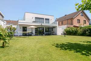 Ein- bis Dreifamilienhaus im Bauhausstil im Zentrum von Langenfeld * Baujahr 2020 * ca. 295 m² Wfl. – Die vollständige Adresse der Immobilie erhältst du vom Anbieter., 40764 Langenfeld (Rheinland) – Vorschaubild 6