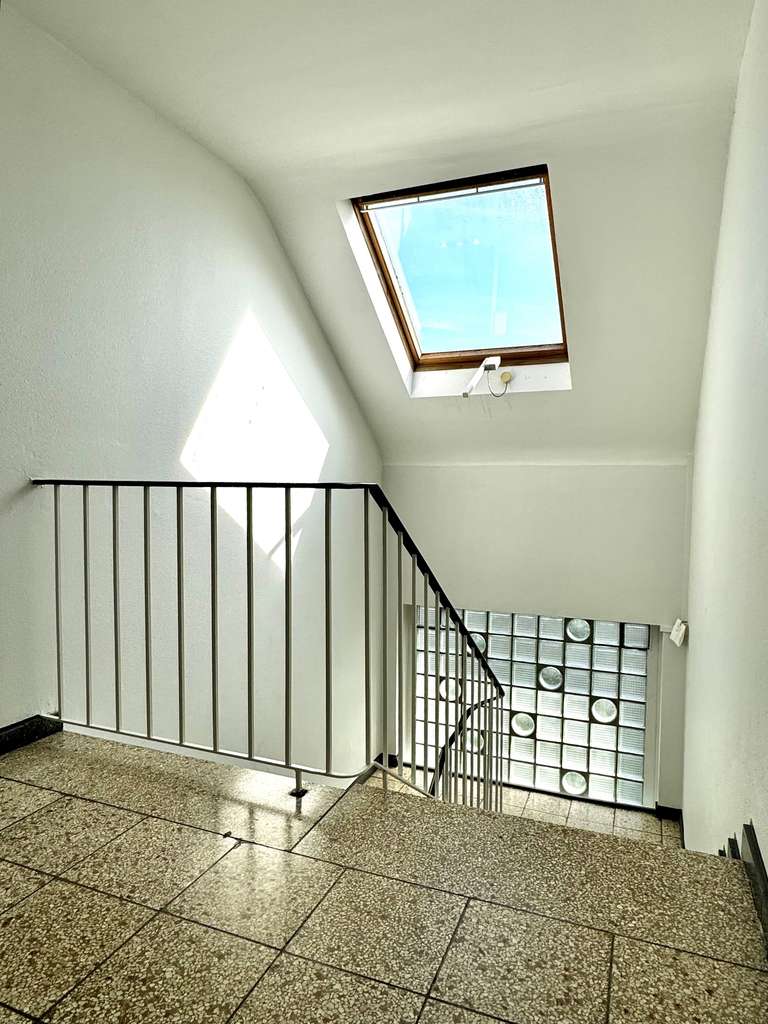 Immobilie in Meerbusch - Charmante 3 Raum Dachgeschosswohnung mit optimaler Raumaufteilung im Herzen von Meerbusch-Büderich - Bild 1