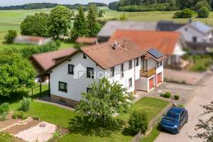 Freistehendes Einfamilienhaus mit Einliegerwohnung auf großem Grundstück