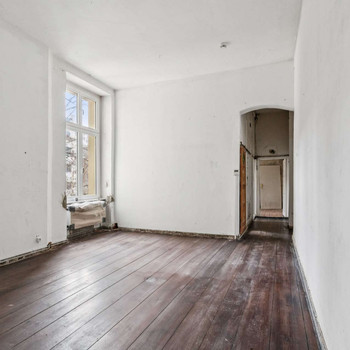Unsaniert innen, High-End außen – Deine Chance im modernisierten Altbau mitten in Mitte.