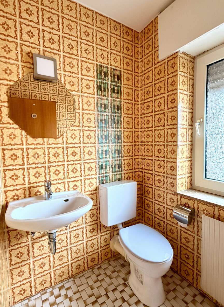 Immobilie in Horn-Bad Meinberg - Großzügiges 2-Familienhaus in Hanglage mit Dachterrasse, Loggia und 4 Garagen - Bild 6