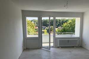 Offener Wohn- und Kochbereich – Stilvolle Wohnung mit Loggia und Grünblick – Kurt-Schumacher-Ring 3, 38444 Wolfsburg – Vorschaubild 9