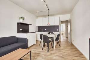 Möbliert mit Balkon: exklusive 2-Zimmer-Wohnung