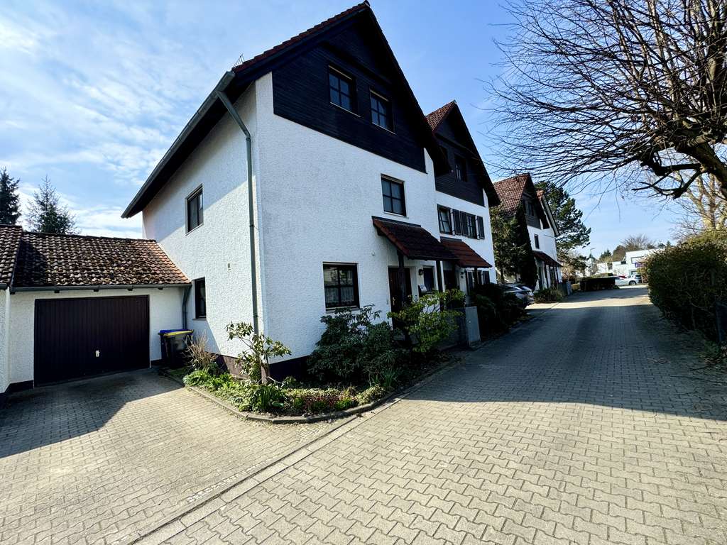 Immobilie in Stadtbergen - GROßZÜGIGE, HELLE U. GEPFLEGTE DHH IN TOP-WOHNLAGE IN STADTBERGEN – PERFEKT FÜR FAMILIEN - Bild 1