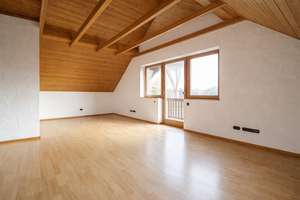 Bezugsfrei! Große 3-Zi.-DG-Whg. mit Südbalkon, Kachelofen und eigenem Gartenanteil, inkl. Garage – Die vollständige Adresse der Immobilie erhältst du vom Anbieter., 81739 Waldperlach, München – Vorschaubild 3