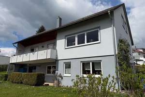 Gepflegtes Zweifamilienhaus mit 876 m2 Grund, Garage & Carport in gesuchter Wohnlage von Heuchlingen – Schulhalde 36, 73572 Heuchlingen – Vorschaubild 1