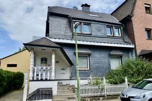 Zweifamilienhaus mit Garage und Carport in Essen