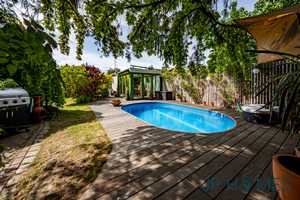 Großzügiges Einfamilienhaus mit Pool und Einliegerwohnung – ca. 255 m² Wohn- und Nutzfläche – Berlin – Vorschaubild 1