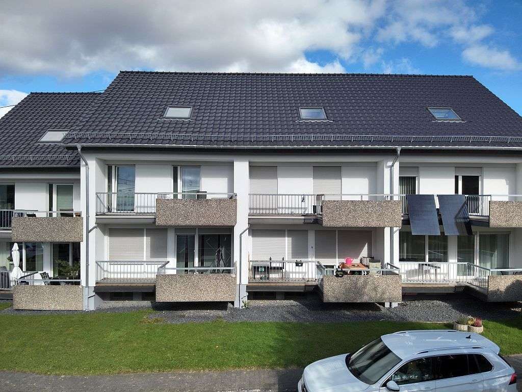 Immobilie in Großmaischeid - Attraktives Reihenendhaus mit Balkonen, Stellplatz und Garage nahe dem Ortsrand - Bild 1