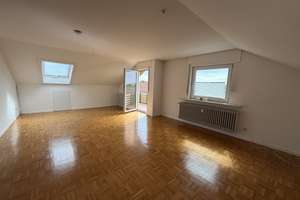 Hübsche 3 Zi- DG Wohnung mit EBK, Balkon und Einzelgarage in Leutenbach