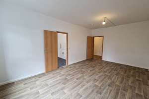 Viel Platz für die ganze Familie: Großzügige 3-Zimmer-Wohnung mit Balkon und grüner Umgebung! – Plovdiver Straße 30, 4205 Grünau-Nord, Leipzig – Vorschaubild 2