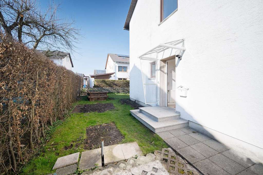 Immobilie in Wartenberg - Doppelhaushälfte mit großem Garten und viel Potenzial in ruhiger Lage von Wartenberg - Bild 1