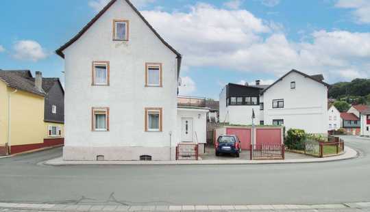 Bild von Charmantes Fachwerkhaus in Solms-Oberndorf mit Hof, Balkon, Garagen und viel Potenzial