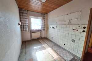 Renovierungsbedürftige DHH mit zwei getrennten Wohnungen auf schönem Grundstück mit Garten und Pool – Nürnberg – Vorschaubild 4