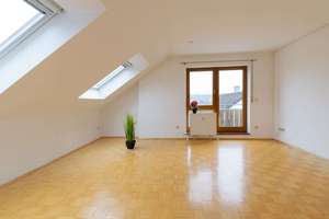 Provisionsfrei - Lichtdurchflutete Wohlfühlwohnung im Dachgeschoss