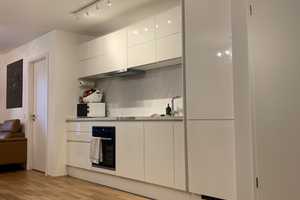 [Möbeliert] Stilvolle, neuwertige 2-Zimmer-Wohnung mit lux. Innenausstattung mit Balkon und EBK – München – Vorschaubild 2