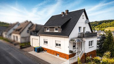 Kernsaniert & Renditestark: Mehrfamilienhaus mit 3 Wohnungen