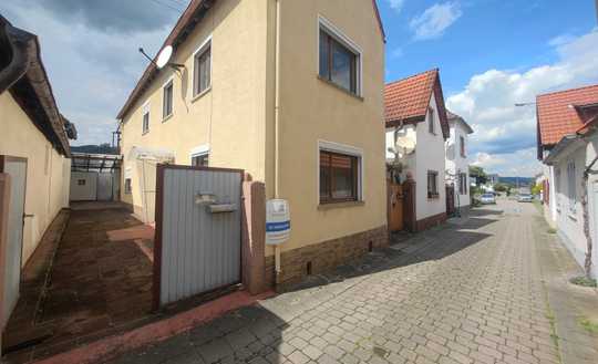 Sanierungsbedürftiges Einfamilienhaus mit Schlossblick in Diedesfeld | Hof, Garten u. Dachterrasse