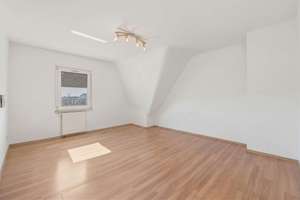 8-Zimmer-Wohnung mit Dachterrasse – Ideale WG-Kapitalanlage in zentraler Lage von Bad Cannstatt – Die vollständige Adresse der Immobilie erhältst du vom Anbieter., 70372 Cannstatt-Mitte, Stuttgart – Vorschaubild 2