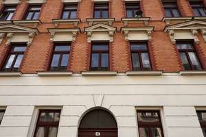 "Über den Dächern Leipzigs: Freie Wohnung im 3. OG mit Balkon & neuem Parkett" – Dimpfelstraße 47, 4347 Schönefeld-Abtnaundorf, Leipzig – Vorschaubild 2